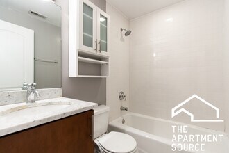 1636 W Grace St, Unit 1A in Chicago, IL - Foto de edificio - Building Photo