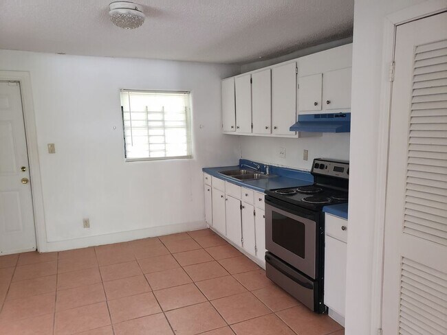 1070 Ollie Cir NW in Atlanta, GA - Building Photo - Building Photo