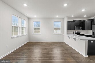 38 Peregrine Way in Burlington, NJ - Building Photo - Building Photo