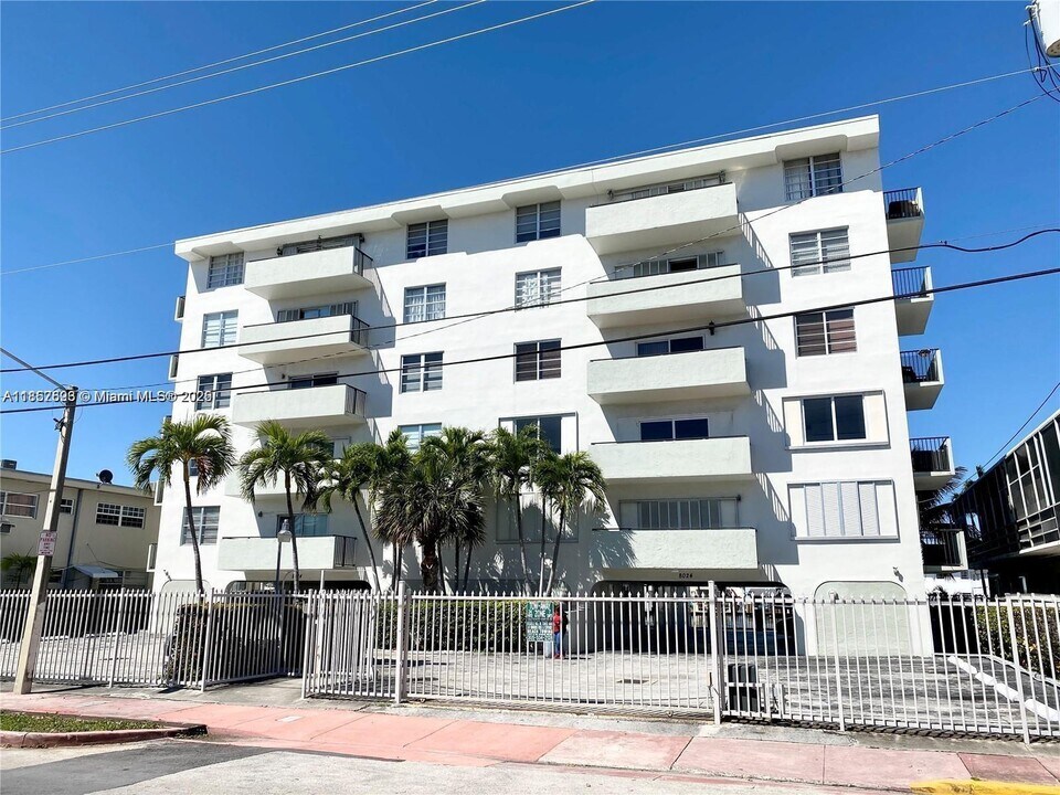 8024 Tatum Waterway Dr in Miami, FL - Building Photo