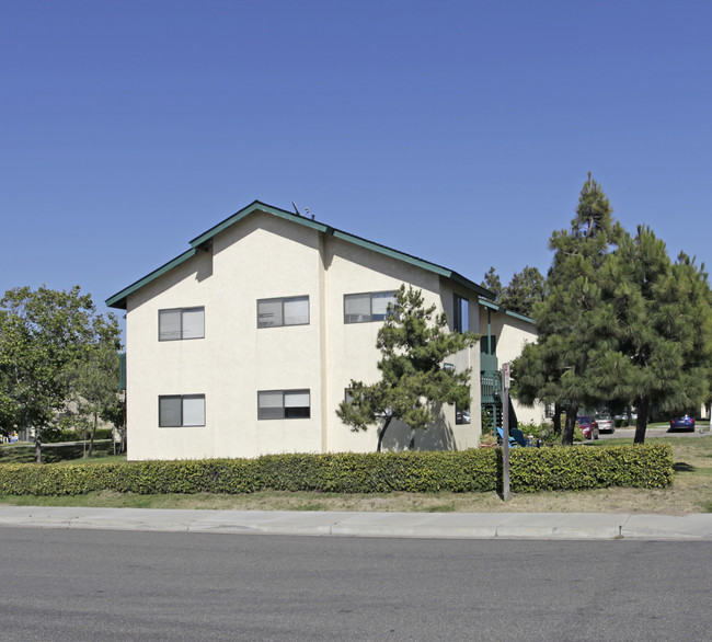 Los Pinos Apartments in Santa Maria, CA - Foto de edificio - Building Photo