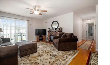 402 New River Rd, Unit 103 in Manville, RI - Foto de edificio - Building Photo
