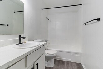 Tuscany Square Apartments in Arlington, TX - Foto de edificio - Building Photo