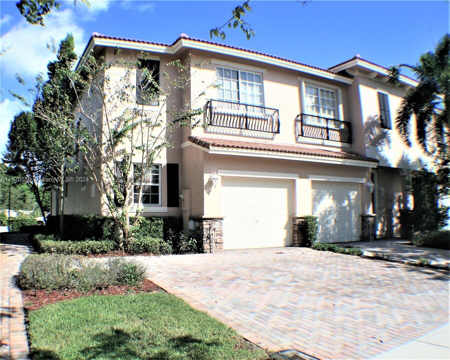 202 Las Brisas Cir in Sunrise, FL - Building Photo