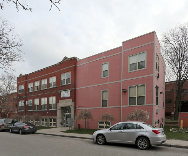 Koo Gaa Da Win Manitou Housing Complex in Hamilton, ON - Building Photo - Primary Photo