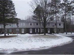 Canterbury Woods in Queensbury, NY - Foto de edificio - Building Photo