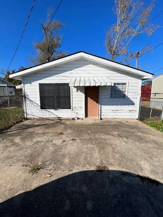 1109 Shasta St in Sulphur, LA - Building Photo