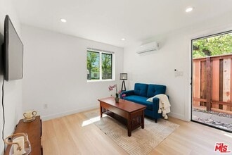 7103 Hatillo Ave in Los Angeles, CA - Foto de edificio - Building Photo