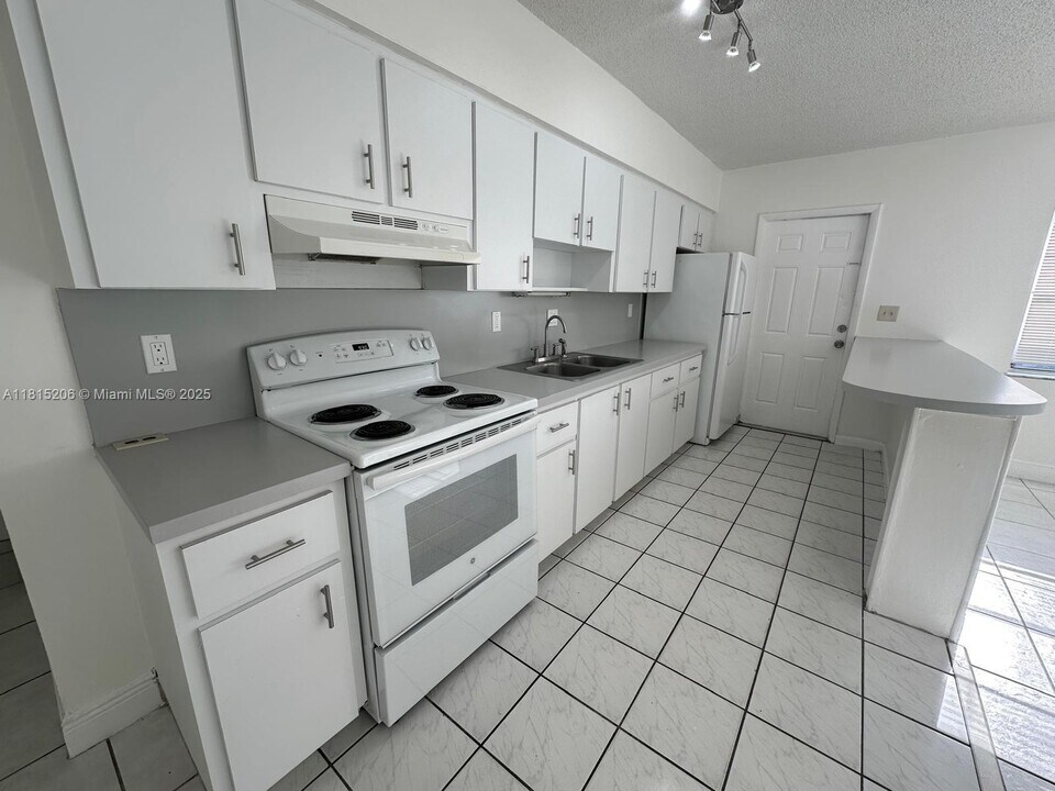 2444 Wilson St in Hollywood, FL - Building Photo