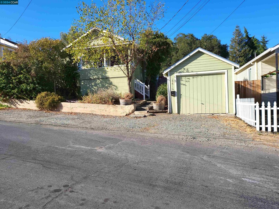 2276 Monterey Ave in Martinez, CA - Building Photo