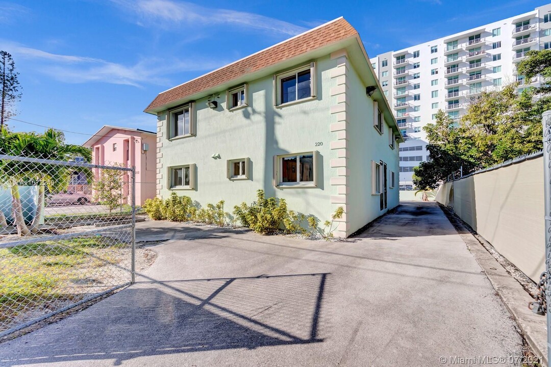 220 NW 7th Ave-Unit -1 in Miami, FL - Building Photo