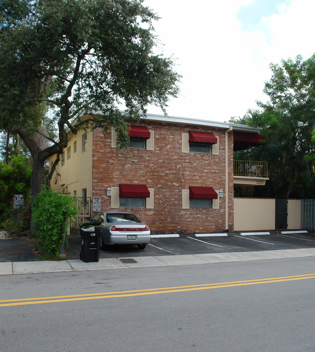 1215 SE 2nd Ct in Fort Lauderdale, FL - Foto de edificio