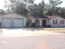 1860 Broyhill Ln in Pensacola, FL - Building Photo