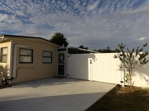 2337 Greenwood St in Deltona, FL - Building Photo - Building Photo