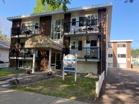 Hillcrest Manor in Edmonton, AB - Building Photo