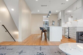 6020 Springdale Rd in Austin, TX - Building Photo - Building Photo