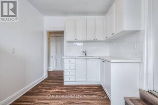 45 Clinton St in Toronto, ON - Building Photo