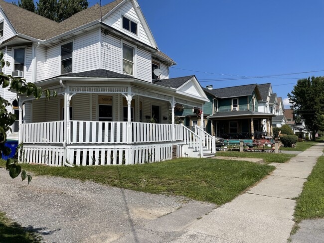 407 E Center St, Unit Lower 1 in Medina, NY - Building Photo - Building Photo
