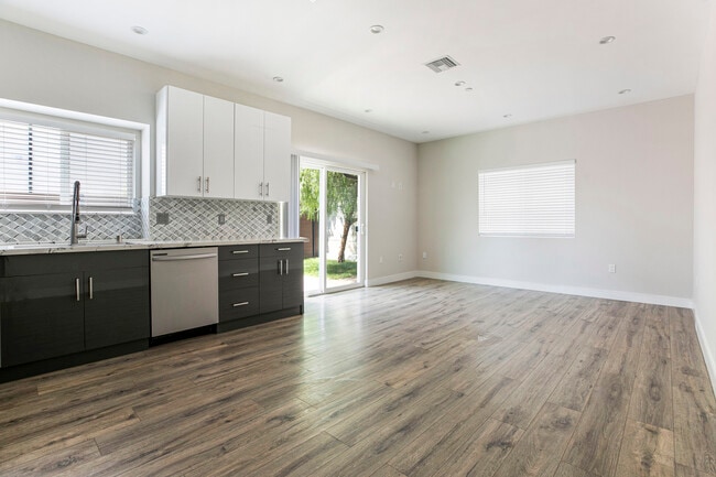 10938 Nettleton St in Sun Valley, CA - Building Photo - Building Photo