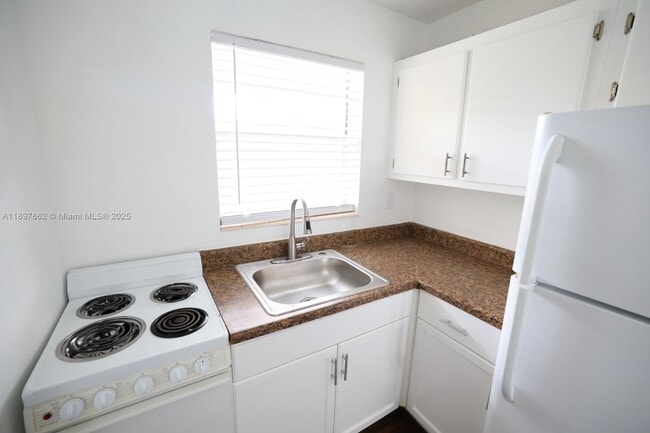 7200 W 11th Ct in Hialeah, FL - Building Photo - Building Photo