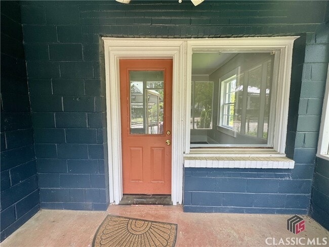 property at 1376 W Hancock Ave