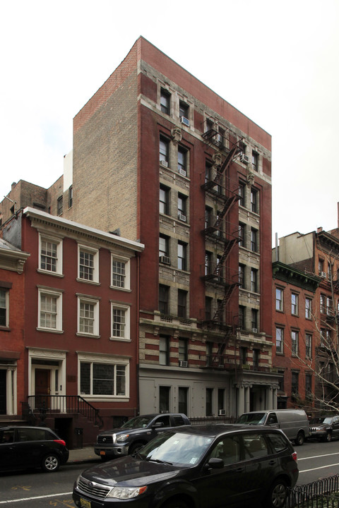 60-62 W Tenth St in New York, NY - Building Photo