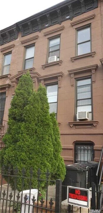 200 Hart St in Brooklyn, NY - Building Photo