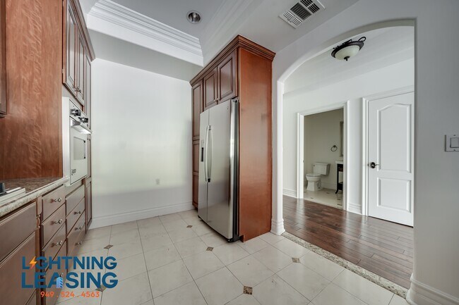 10641 Woodbridge St in Los Angeles, CA - Building Photo - Building Photo
