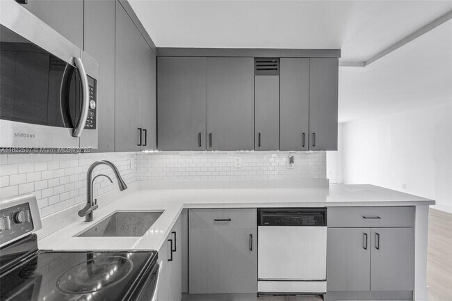 6900 Bay Dr in Miami, FL - Building Photo - Building Photo