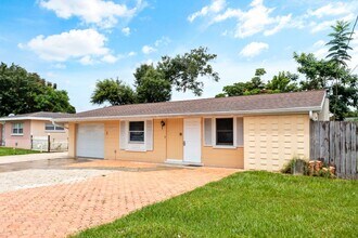 3217 McIntosh Rd in Sarasota, FL - Building Photo - Building Photo