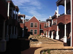 Behrends Courts in Poughkeepsie, NY - Foto de edificio - Building Photo