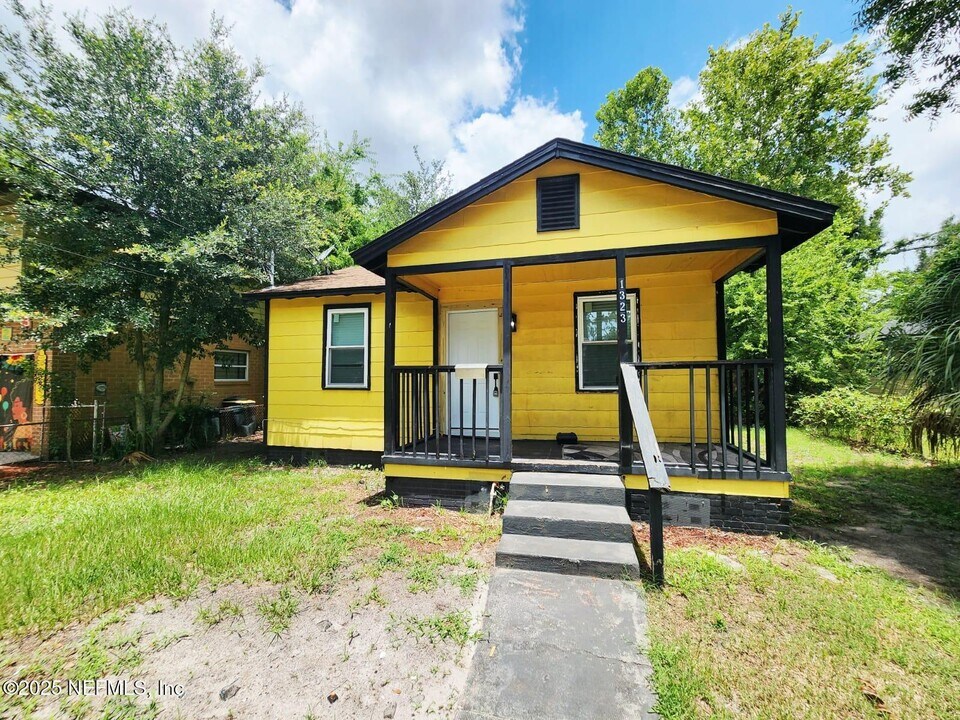 1323 W 30th St in Jacksonville, FL - Building Photo