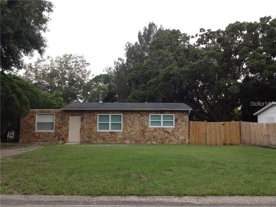 7332 Meadowlawn Dr N in St. Petersburg, FL - Building Photo