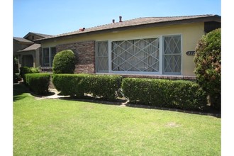 9327 San Antonio Ave in South Gate, CA - Foto de edificio - Building Photo