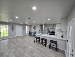 726 Clark Dr NW in Fort Walton Beach, FL - Foto de edificio - Building Photo