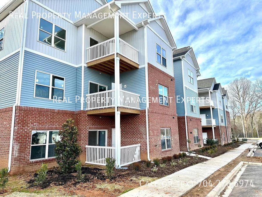 7023 Star Oaks Ln in Charlotte, NC - Building Photo