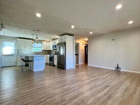 5-7 Soprano Cir in Cranston, RI - Building Photo