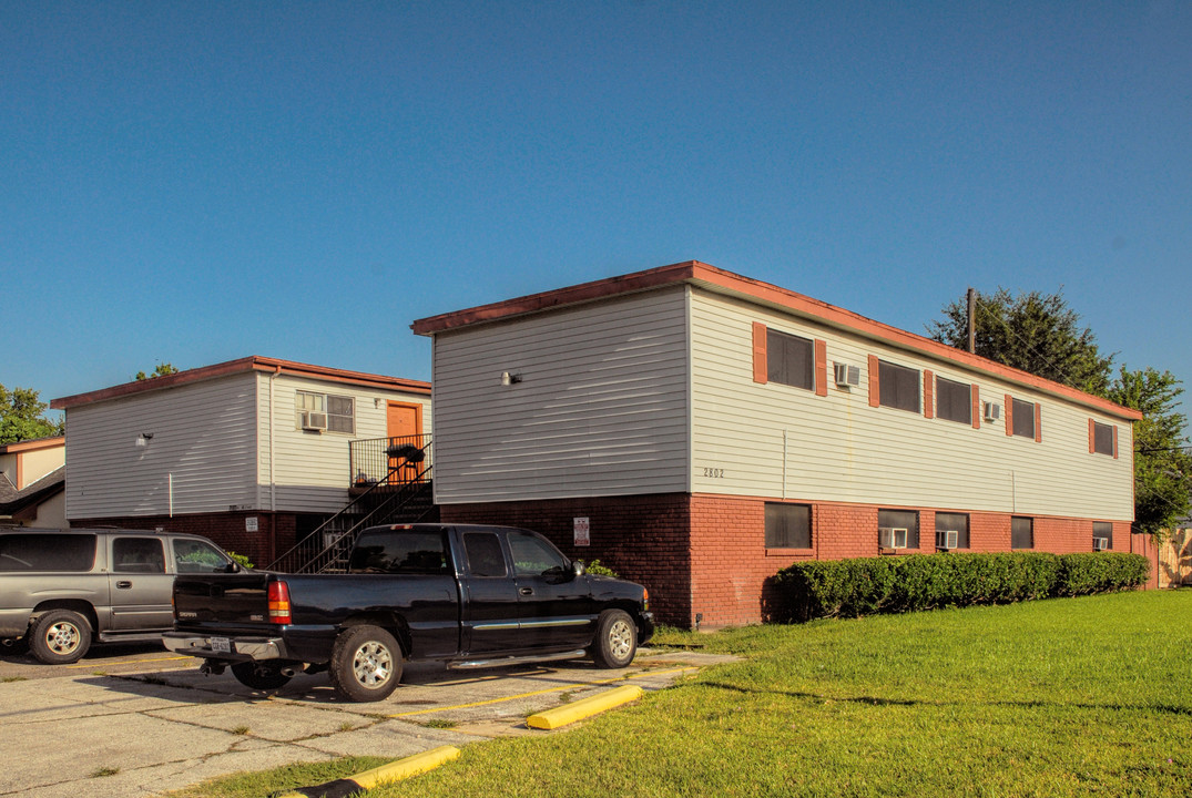 Hollywood Apartments in Pasadena, TX - Building Photo