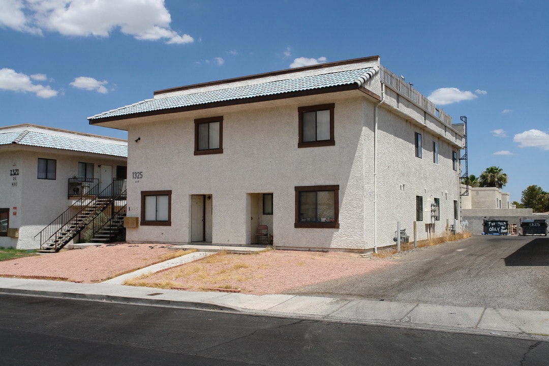 1325 Kari Lee Ct in Las Vegas, NV - Foto de edificio