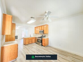 1901 Yarnell Way in Elk Grove, CA - Building Photo - Building Photo