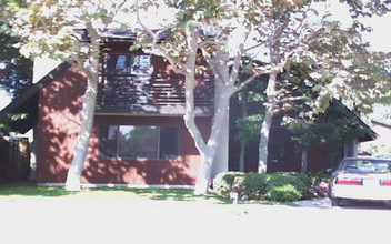 2427 Orange Ave in Costa Mesa, CA - Building Photo - Building Photo