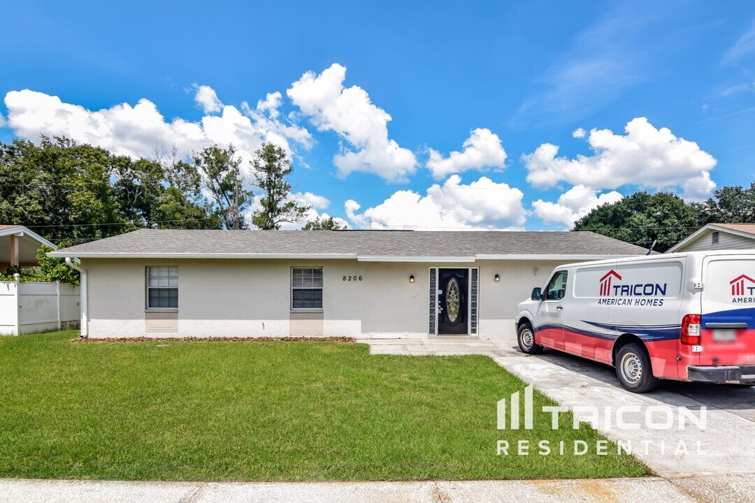 8206 Laguna Ln in Tampa, FL - Building Photo