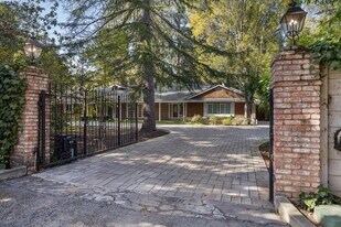 216 Valparaiso Ave in Atherton, CA - Building Photo