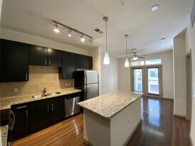 2700 Brazos St in Houston, TX - Building Photo