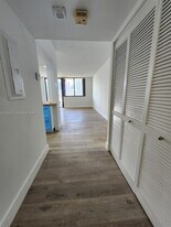 520 Brickell Key Dr, Unit 1517 in Miami, FL - Building Photo