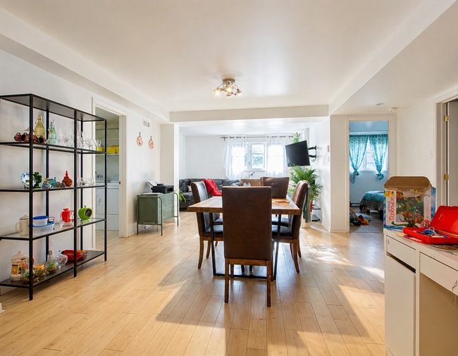 8937 Marie-Victorin Boul in Brossard, QC - Building Photo - Building Photo