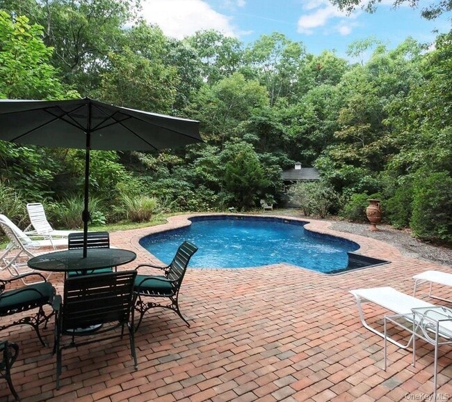 1008 Middle Line Hwy in Sag Harbor, NY - Building Photo - Building Photo