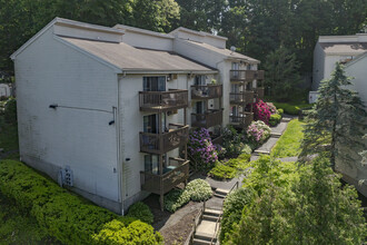 Sunrise Ridge Condominiums in Danbury, CT - Building Photo - Building Photo