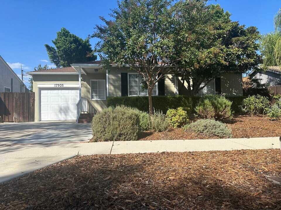 17935 Tiara St in Los Angeles, CA - Building Photo