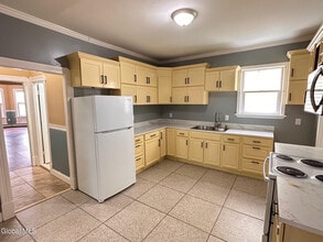 1046 Delamont Ave in Schenectady, NY - Building Photo - Building Photo